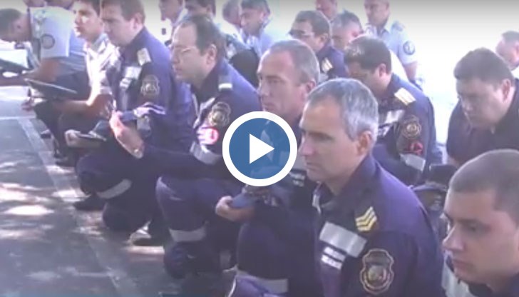 Става дума за осем пожарникари, чиито имена са изписани на паметника в двора на първа районна служба на булевард "Трети Март"