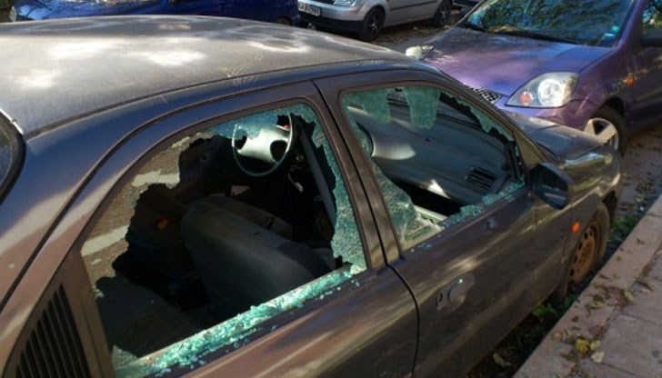 "Опелът" е бил със счупено предно обзорно стъкло, надраскани стъкла, врати, капак, калник, багажник и таван / Снимката е илюстративна