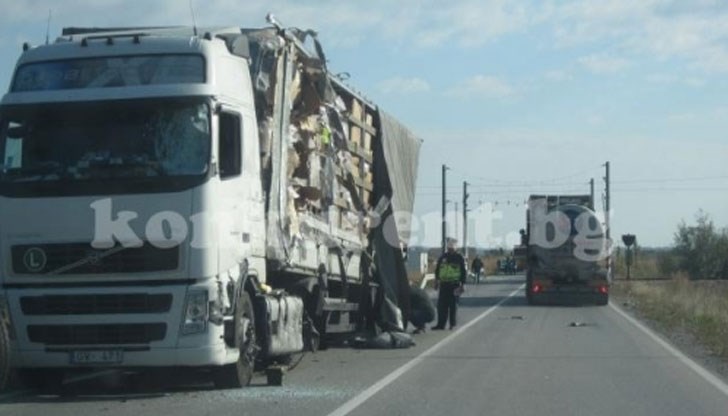 Единият шофьор заспал зад волана и се натресъл в друг ТИР