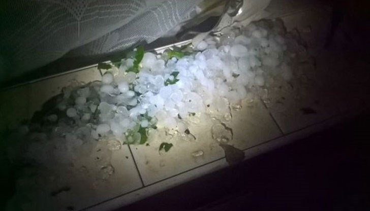 Изпочупени прозорци, дървета... 20-30 см пелена от градушка..."