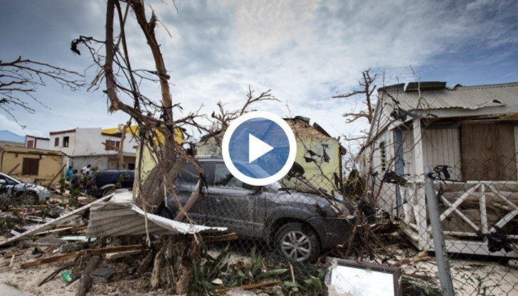 Всичко е в отломки, цели семейства са отнесени от водата