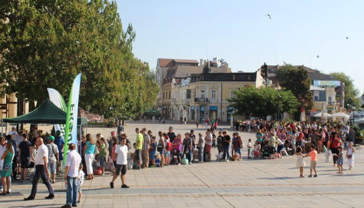 Стотици деца и техните родители се включиха в кампанията "Стара хартия за нова книга" Стотици деца и техните родители се включиха в кампанията "Стара хартия за нова книга"