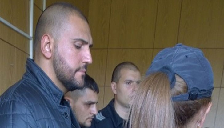 Изнудват ме, направиха ме на нищо, държат ме затворен без доказателства, разкрещя се мургавият арестант след като удължиха задържането му Изнудват ме, направиха ме на нищо, държат ме затворен без доказателства, разкрещя се мургавият арестант след като удължиха задържането му