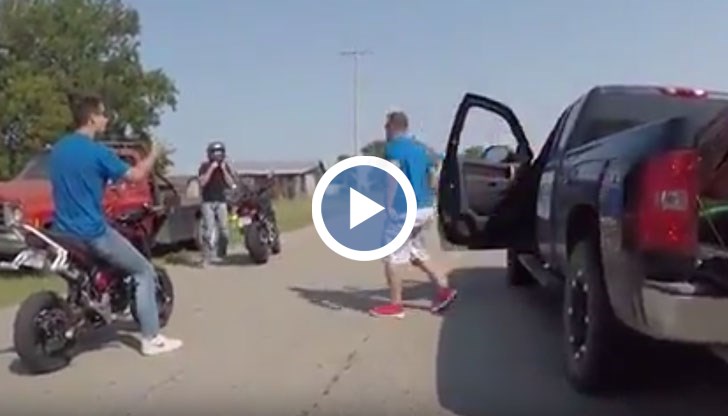 Пребитият моторист лежи на земята и не може да помръдне