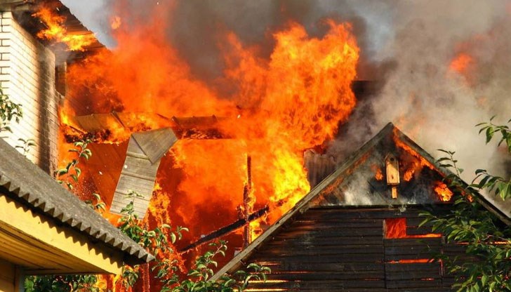 Огнеборци изнесли детето от горящия му дом, но лекарите не успели да се преборят за живота му / Снимката е илюстративна Огнеборци изнесли детето от горящия му дом, но лекарите не успели да се преборят за живота му / Снимката е илюстративна