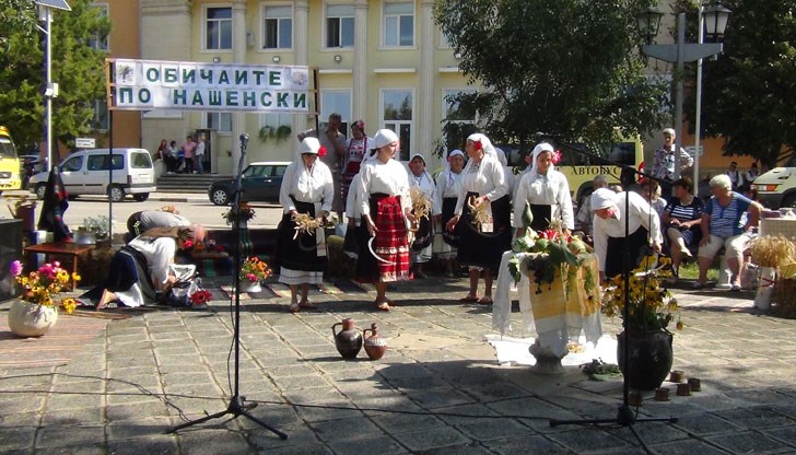 юбопитното е, че се почувства празничната атмосфера в един обикновен селски дом от долното поречие на Янтра, коментираха етнолози