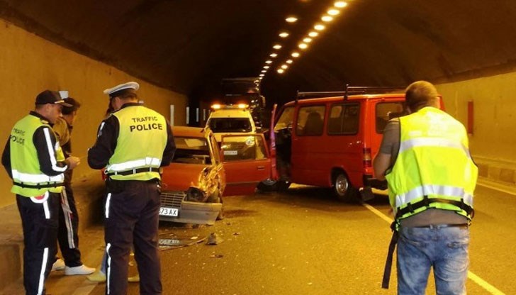 Сблъскали са се микробус и "Опел"