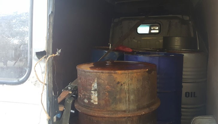 В товарното помещение на микробуса са открити метални варели, съдържащи синя течност