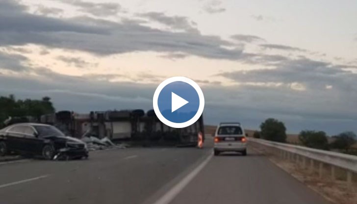 Инцидентът между ТИР и лек автомобил почти затвори магистралата