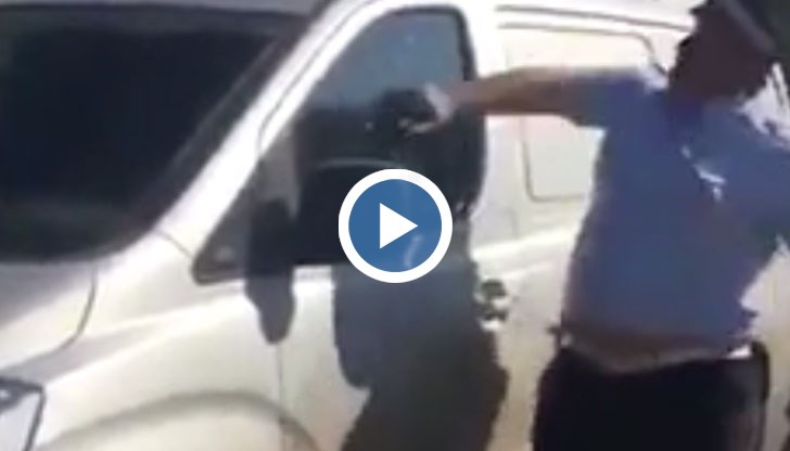 Десетки удари с полицейска палка и много пот не бяха достатъчни на полицая да се пребори със стъклото