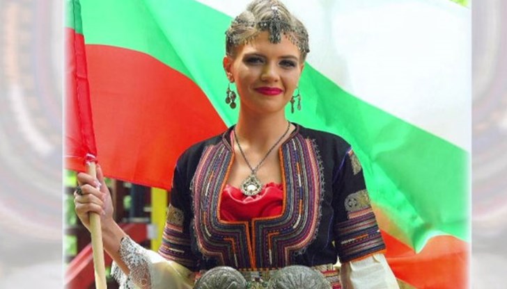 Тя не пропуска фолклорен събор или фестивал, а на абитуриентския си бал отива с носия Тя не пропуска фолклорен събор или фестивал, а на абитуриентския си бал отива с носия