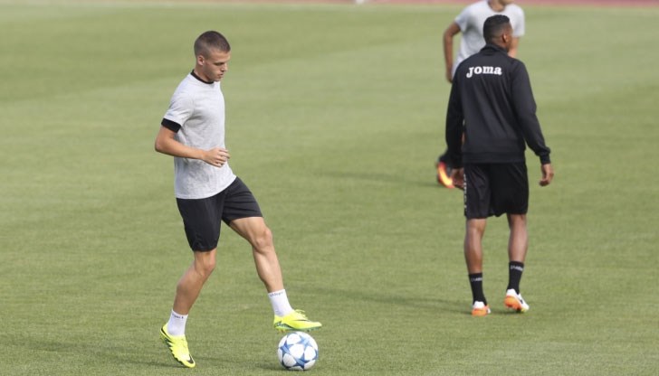 По – малкия брат на Андреас Васев играе на позицията вътрешен халф, а такъв футболист е нужен на отбора По – малкия брат на Андреас Васев играе на позицията вътрешен халф, а такъв футболист е нужен на отбора