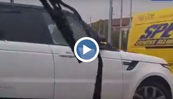 Шофьорката сече пътя на другите коли, за да мине на червено