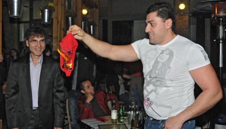 Радо Прашката рути с СМС-и столична дизайнерка, тризначките останаха само с татуировките си