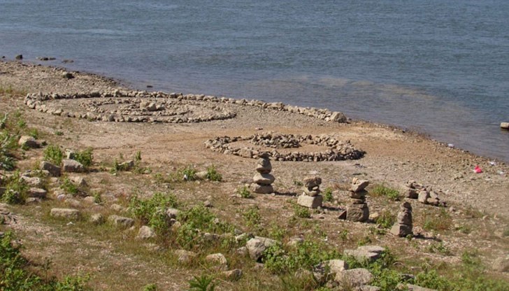 Впечатляващи геометрични фигури можете да видите непосредствено до реката