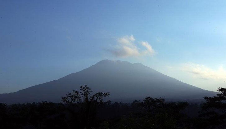 В Джакарта обявиха най-високата четвърта степен за опасност заради очакване вулканът Агунг да изригне