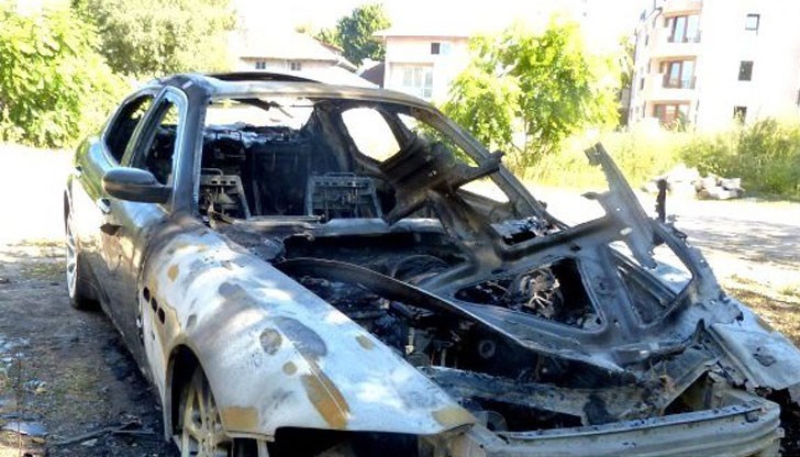 Колата изгоря в малките часове в близост до кея в Русе
