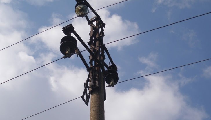 Заради силната буря са се скъсали жици от електрическата мрежа