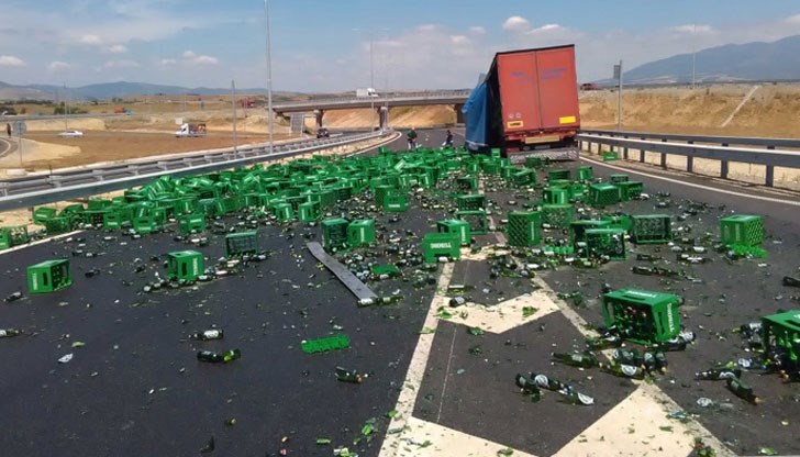 ТИР, изсипа 200 каси бира и затвори входа на автомагистралата ТИР, изсипа 200 каси бира и затвори входа на автомагистралата