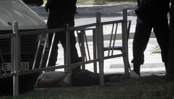Шестима мъже, проснати по очи и оковани с белезници лежат на входа на магистрала „Тракия“ / Снимката е илюстративна