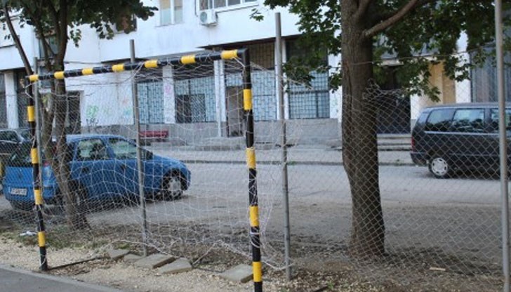 Само няколко месеца след като беше изградено новото игрище на ул. „Доростол“, вече се налага ремонт на оградната мрежа