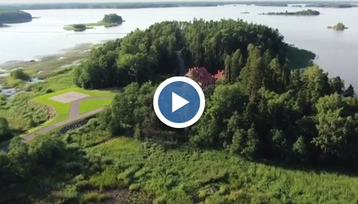 Луксозната вилата се намира до руската граница с Финландия