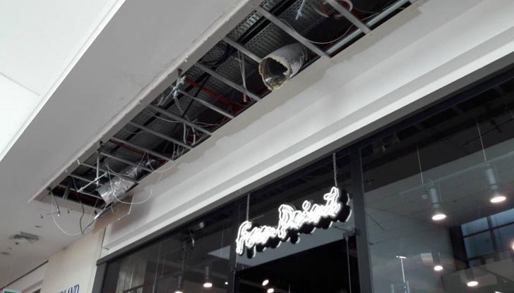 Парчета от тавана се срутили точно пред магазин за маркови стоки