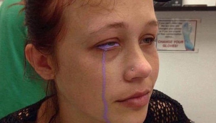 Татуировка в окото почти я ослепява и оцветява сълзите ѝ в лилаво