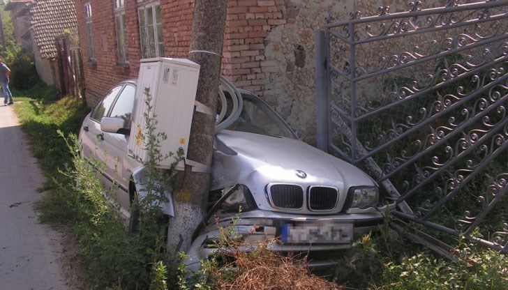 Шофьорът се забива в стълб в село Тръбач
