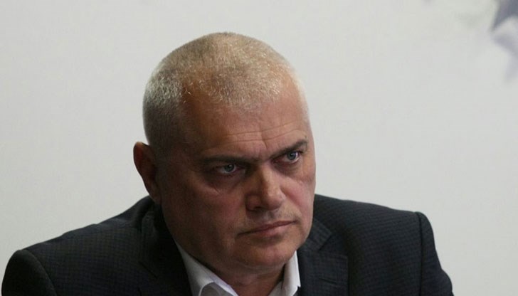 Има един проблем, в момента даваме зимни дрехи, а летните сме ги позабравили Има един проблем, в момента даваме зимни дрехи, а летните сме ги позабравили