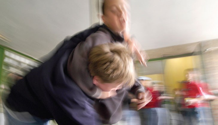 13-годишният Красимир се сбива със съученик заради ...топче 13-годишният Красимир се сбива със съученик заради ...топче