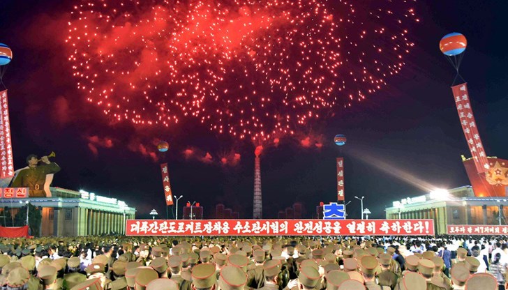 Фойерверки озариха огромен митинг в Пхенян