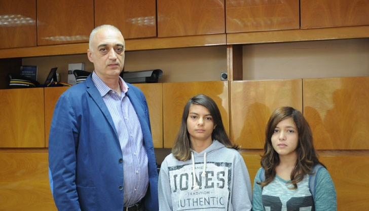 15-годишните девойки са открили смартфон и са го предали веднага на полицията 15-годишните девойки са открили смартфон и са го предали веднага на полицията