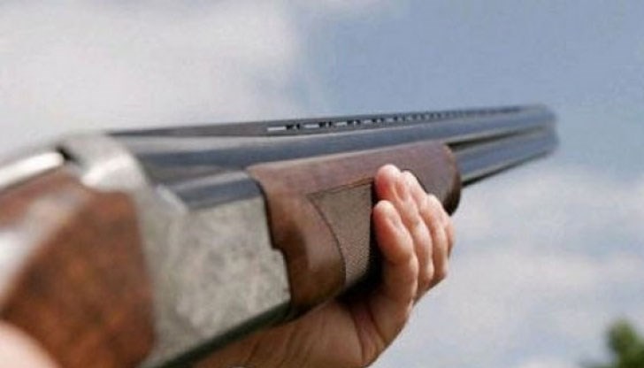 Психично болен обижда и заплашва съседите си и накрая стреля по тях