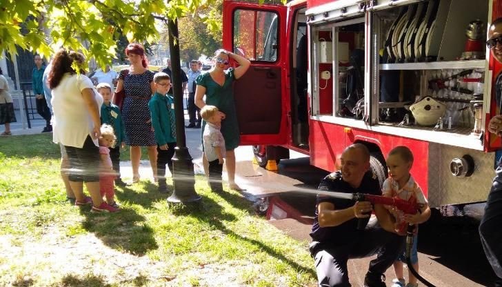 Децата пръскаха водни струи с пожарникарски маркучи, носеха каски, снимаха се в противопожарните автомобили и натискаха копчетата на сирената