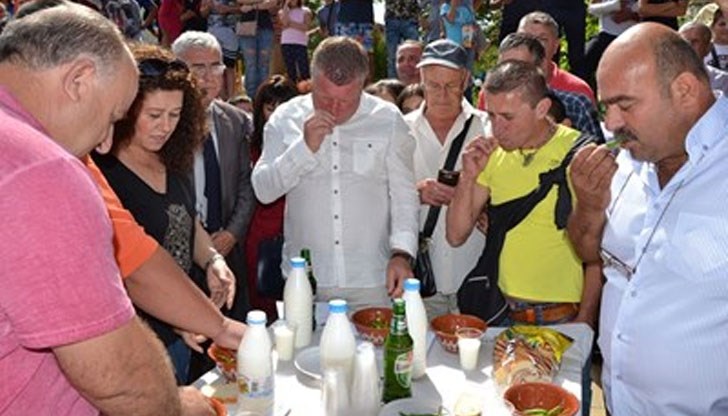 Състезателите имаха право да преглъщат лютия зеленчук с хляб, айрян или бира