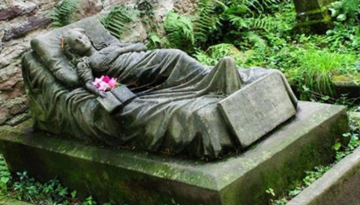 Повече от 50 000 цветя досега са оставени на гроба на девойката