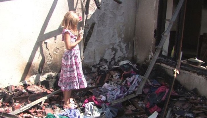 На 28 август пламъци поглъщат цялата къща на Михаела и семейството й На 28 август пламъци поглъщат цялата къща на Михаела и семейството й