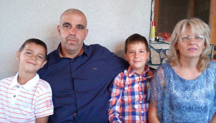 Иво отрязва четирите пръста на дясната си ръка пред очите на децата си, сега се нуждае от спешна операция