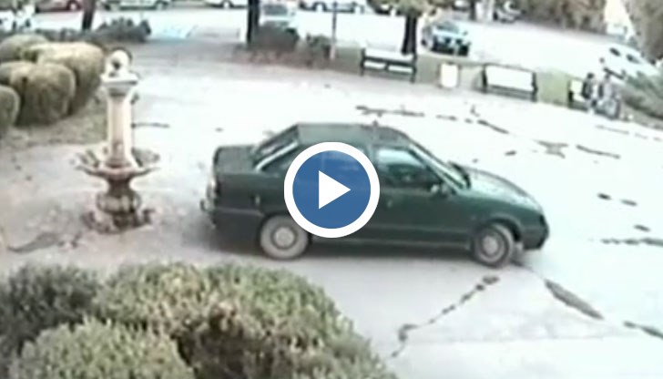 Охранителна камера е заснела как шофьорът лъска чешмата и си тръгва