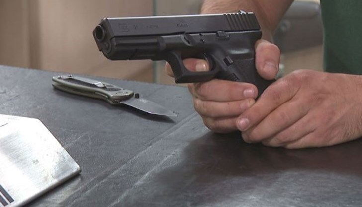Според експерти единственият вариант е то да получи пистолета зареден с патрон в цевта