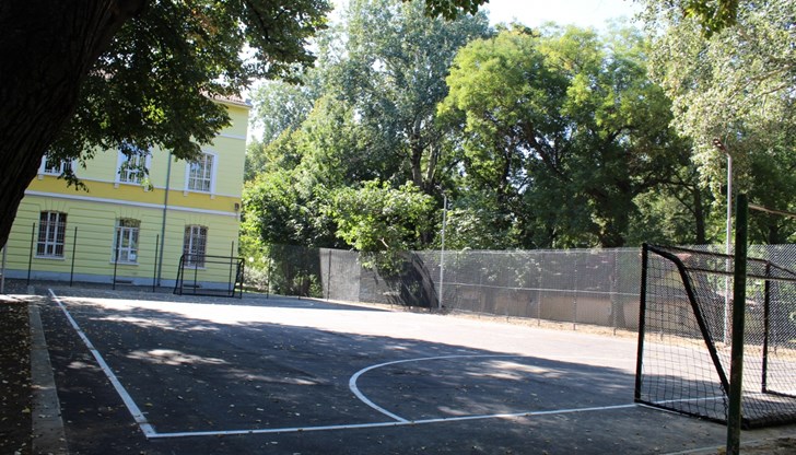 Учениците от гимназия „Гео Милев“ започнаха новата учебна година с изцяло обновена спортна площадка