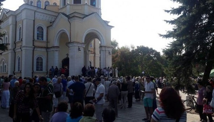 Стотици русенци се стекоха към храм „Всех Святих“