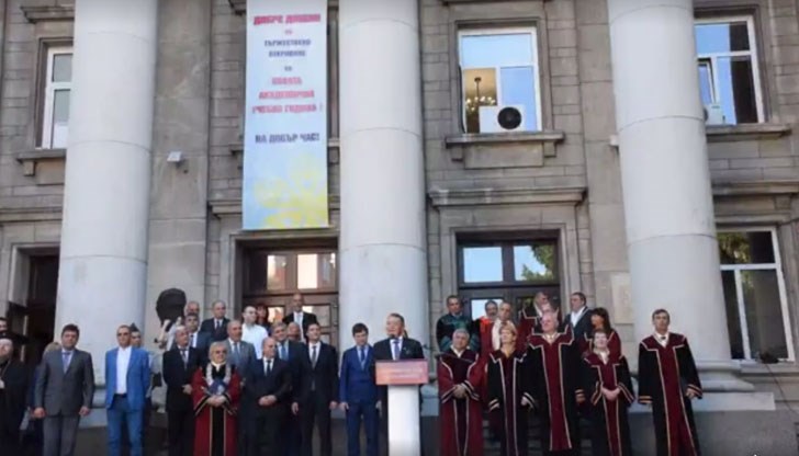 Канадският бизнесмен с български произход бе на откриването на новата академична година в Русенския университет Канадският бизнесмен с български произход бе на откриването на новата академична година в Русенския университет