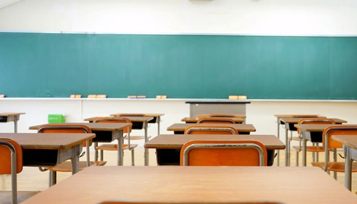 Държавата слага край на платените курсове, провеждани от училищни настоятелства, и на принудителното събиране на "дарения" от родителите от градини и училища