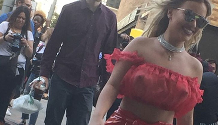 Зърната на младата певица буквално ще изскочат всеки момент