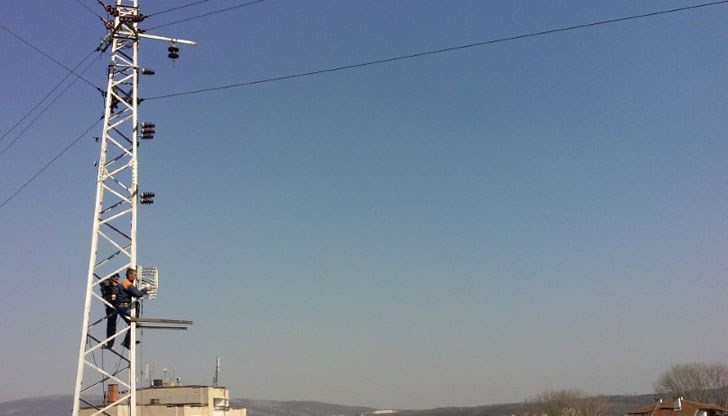 Екипи на ЕНЕРГО ПРО работят по отстраняване на проблема /Снимката е илюстративна/ Екипи на ЕНЕРГО ПРО работят по отстраняване на проблема /Снимката е илюстративна/