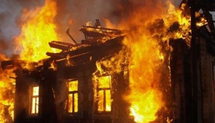 Огънят е унищожил цялата къща