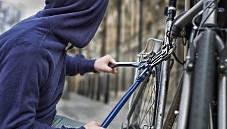 Велосипедът с марка "Ферини" е бил завързан с проволка за парапет под навес / Снимката е илюстративна