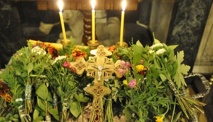 На 14 септември вярващите се прекланят пред кръста, на който е разпнат Исус Христос На 14 септември вярващите се прекланят пред кръста, на който е разпнат Исус Христос